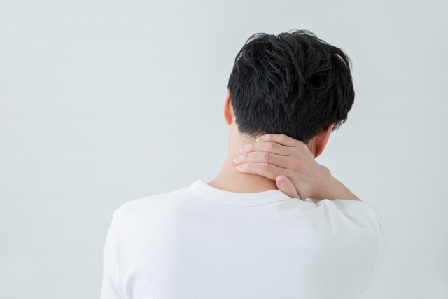 寝違えた男性の写真