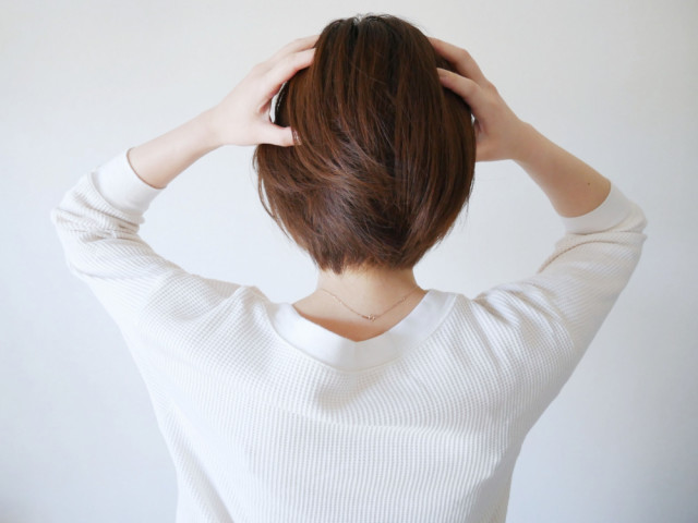 頭を抱える女性の写真